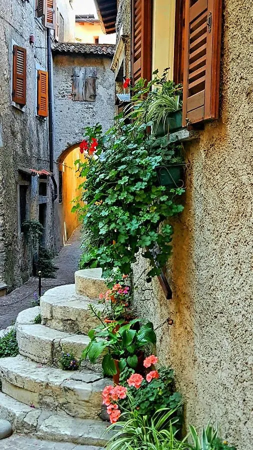 Casa La Pief 1 Giallo By Gardadomusmea Tremosine